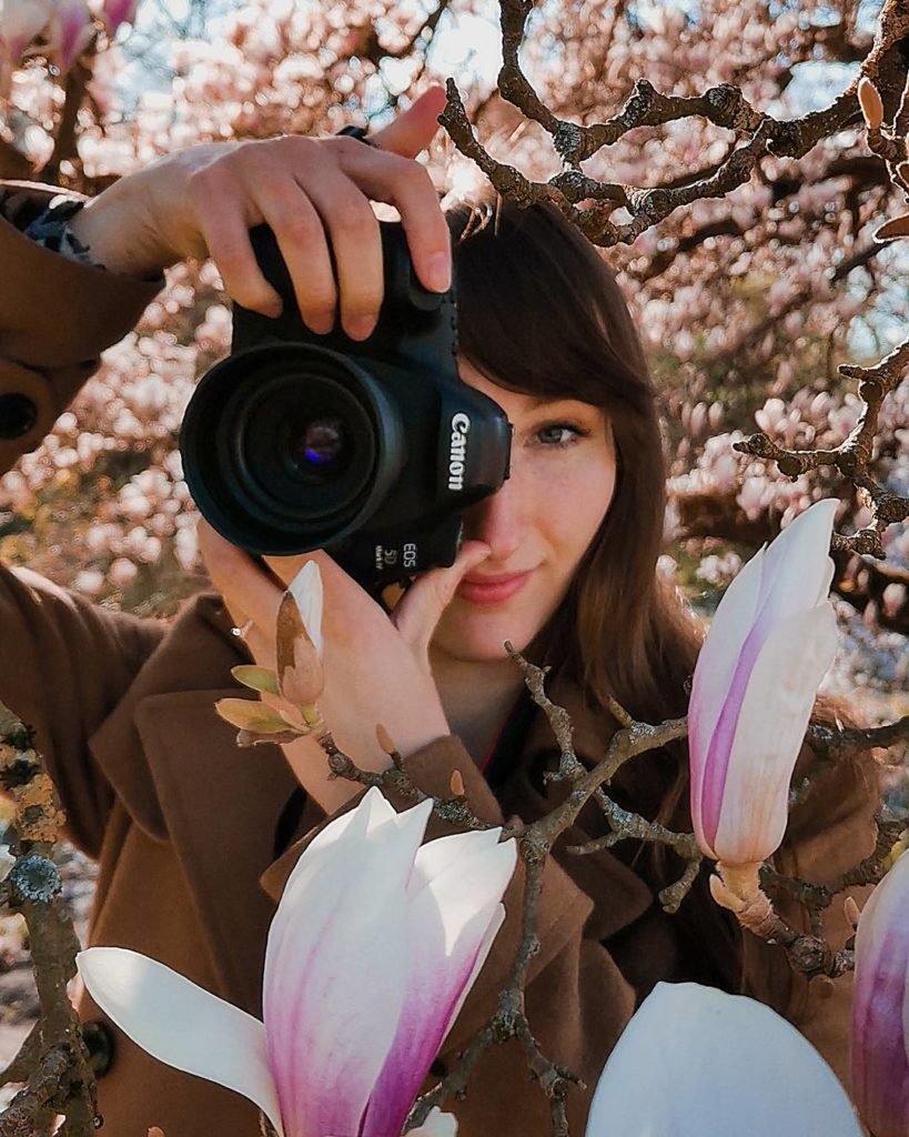 Fotografin aus Bremen zwischen Magnolien Blüten