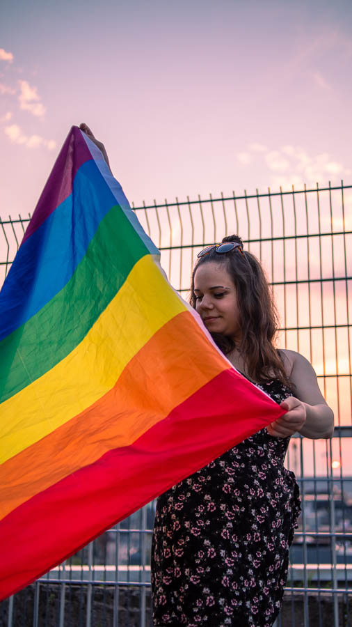 junge Frau mit Pride Regenbogenflagge