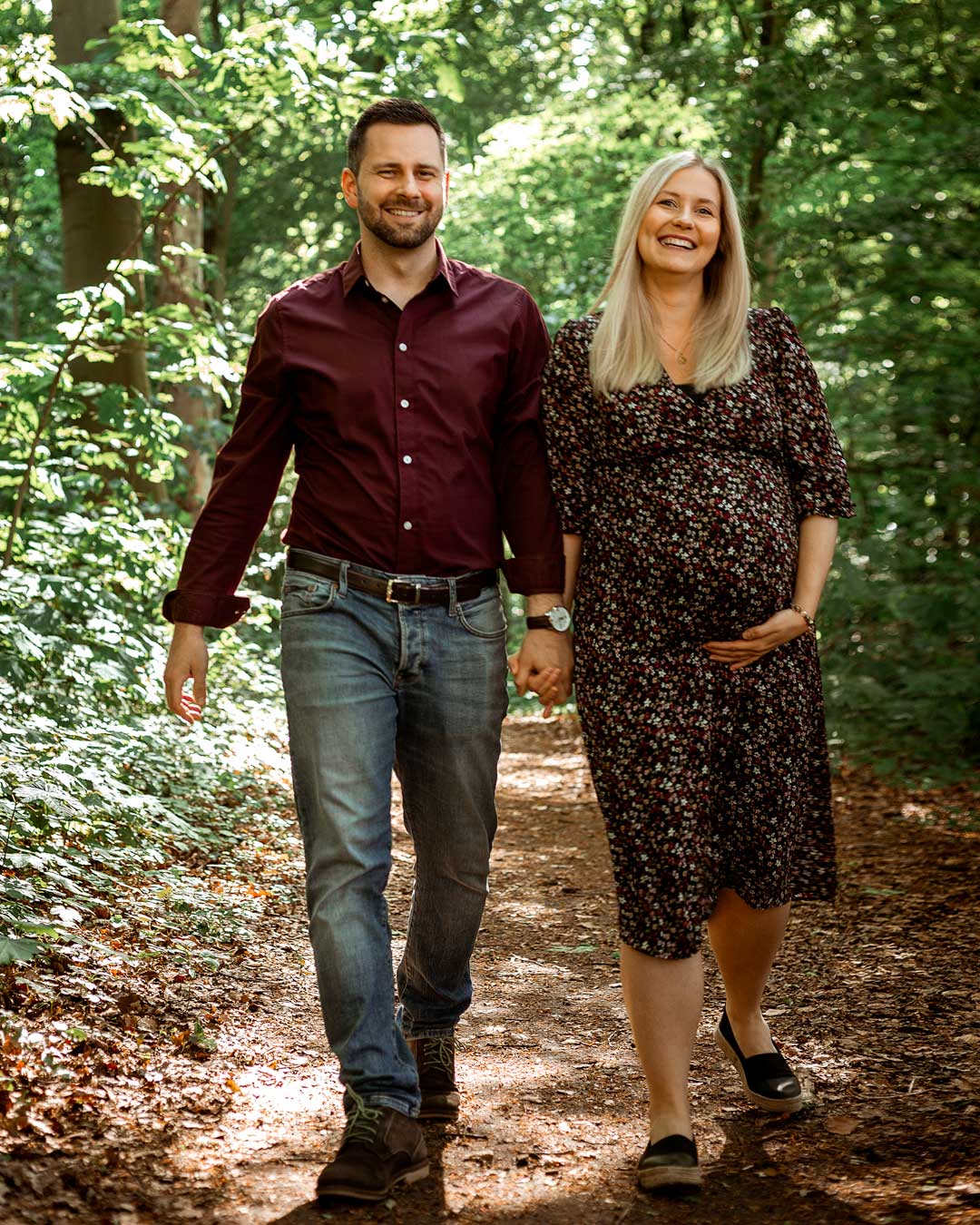 Portrait Paar mit Babybauch im Wald