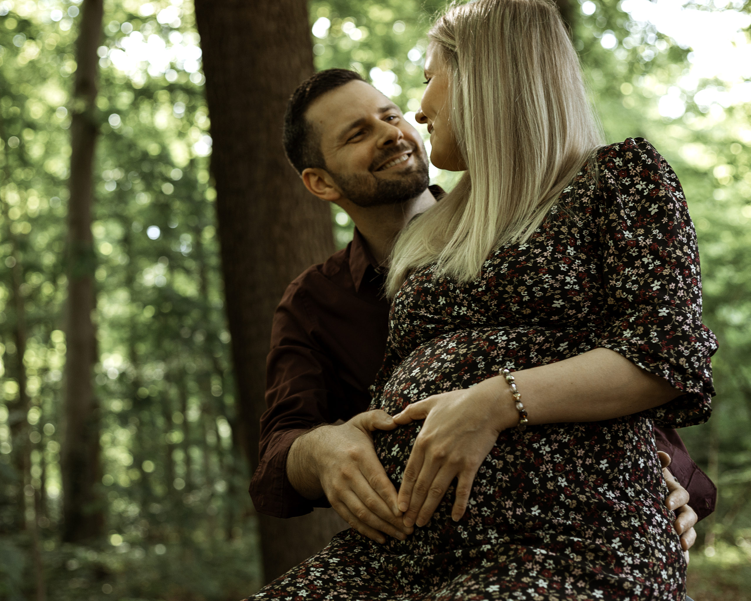 Portrait Paar mit Babybauch im Wald