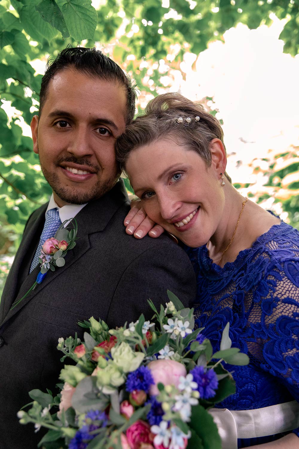 Hochzeitsfoto von Braut mit blauem Kleid und Bräutigam