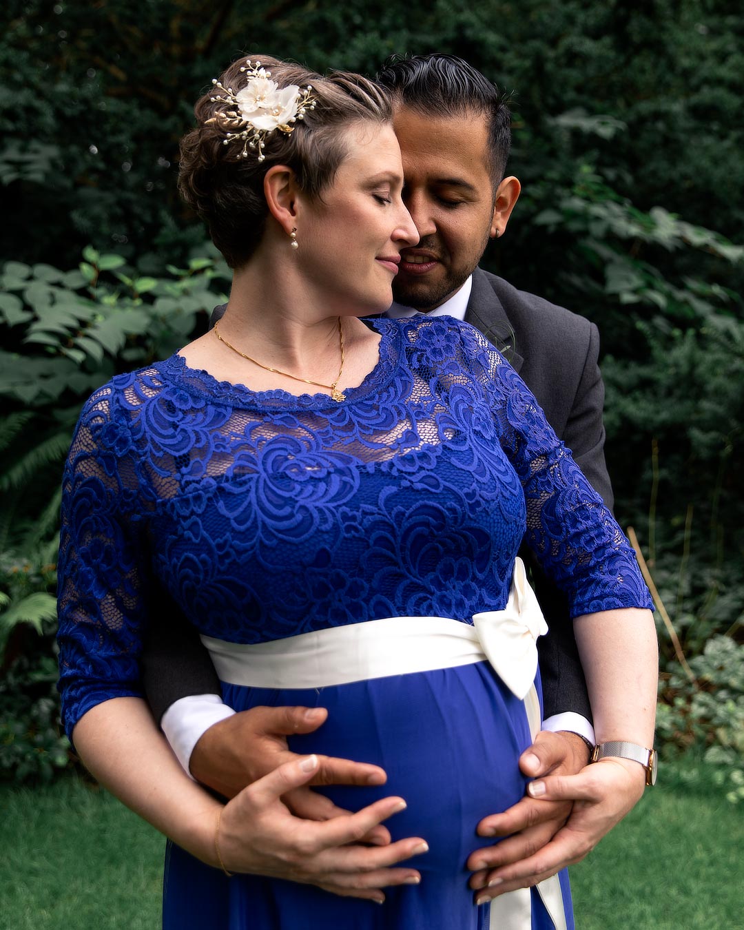 Hochzeitsfoto von schwangerer Braut und Bräutigam