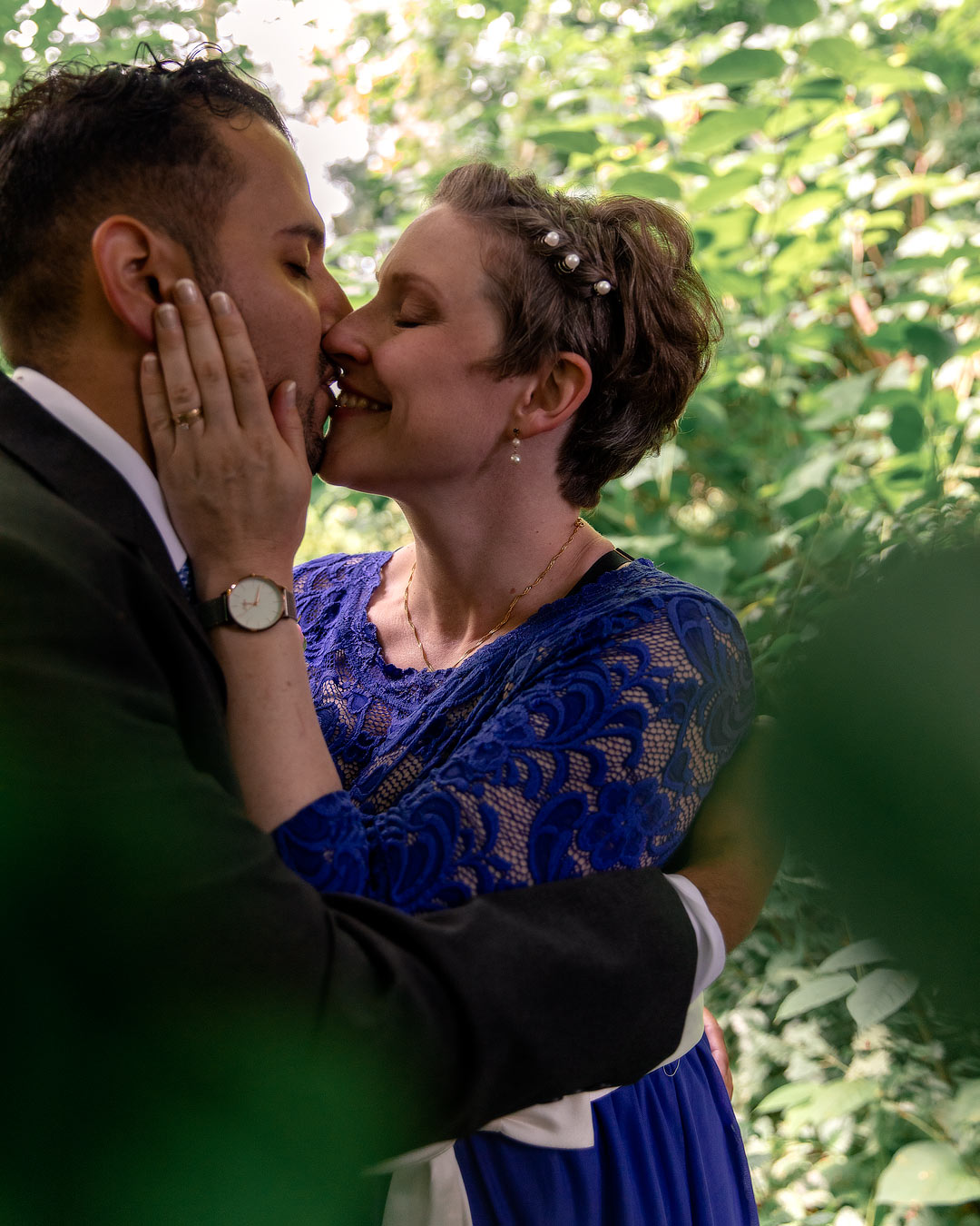 Hochzeitsfoto Braut und Bräutigam küssen sich