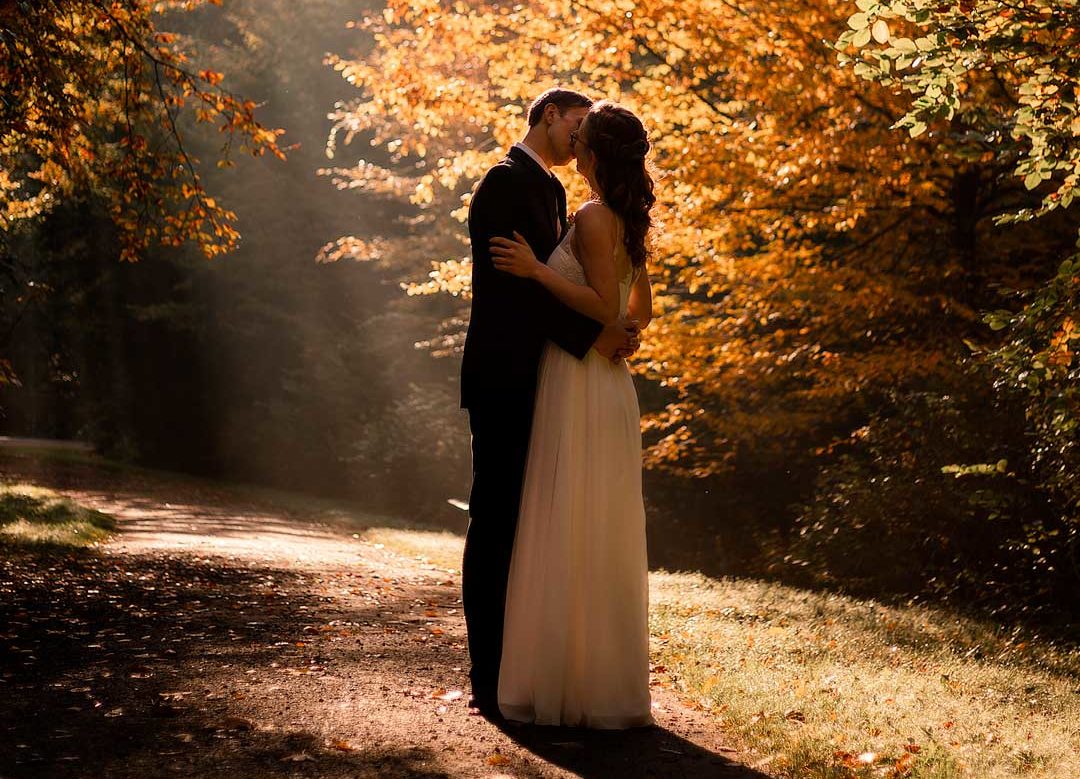 Hochzeit Brautpaar im Herbstlicht