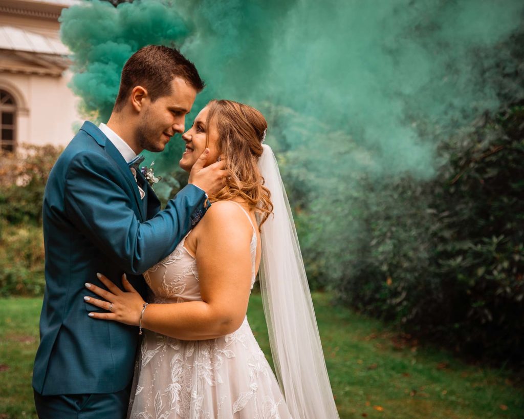 Hochzeitsfoto mit Rauch Brautpaar mit verliebten Blick Hochzeitsfotograf Niedersachsen
