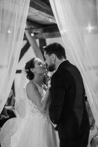 Hochzeitsfotograf Niedersachen Hochzeit Hude Paar küsst sich beim freier Trauung