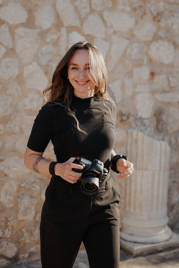 Hochzeitsfotograf Mallorca Elopement Fotograf Karoline Reher mit Kamera in der Hand