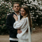 Verlobungsfotos Hochzeitsfotograf Bremen Verlobte stehen zusammen im Rhododendronpark