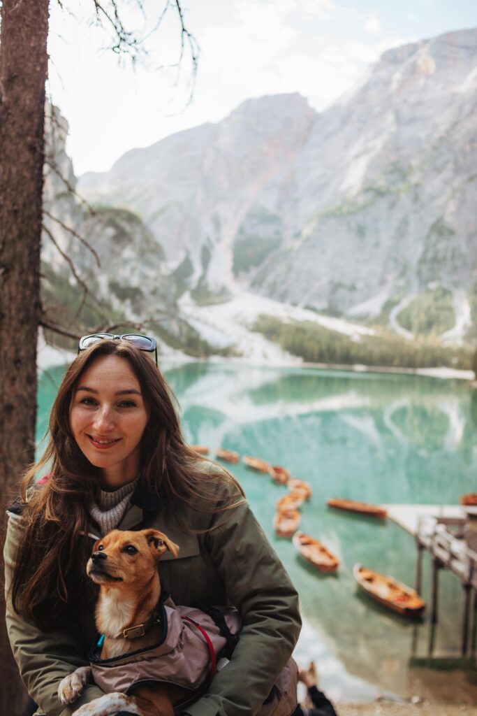 Fotograf für Hochzeiten Elopements sitzt in den Dolomiten am See