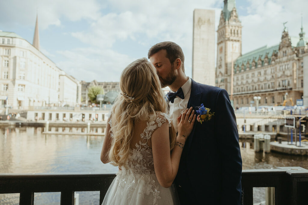 Elopement Hamburg Norddeutschland City Elopement Paar steht an der Binnenalster