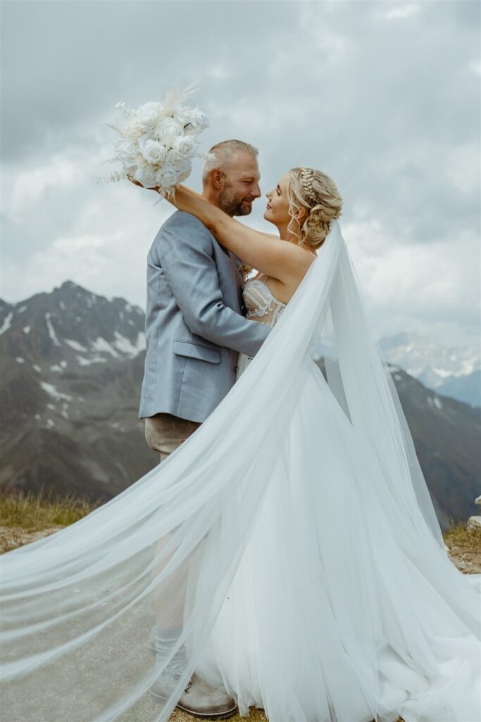 Alpenhochzeit Österreich Berghochzeit emotionale Hochzeitsfotografie