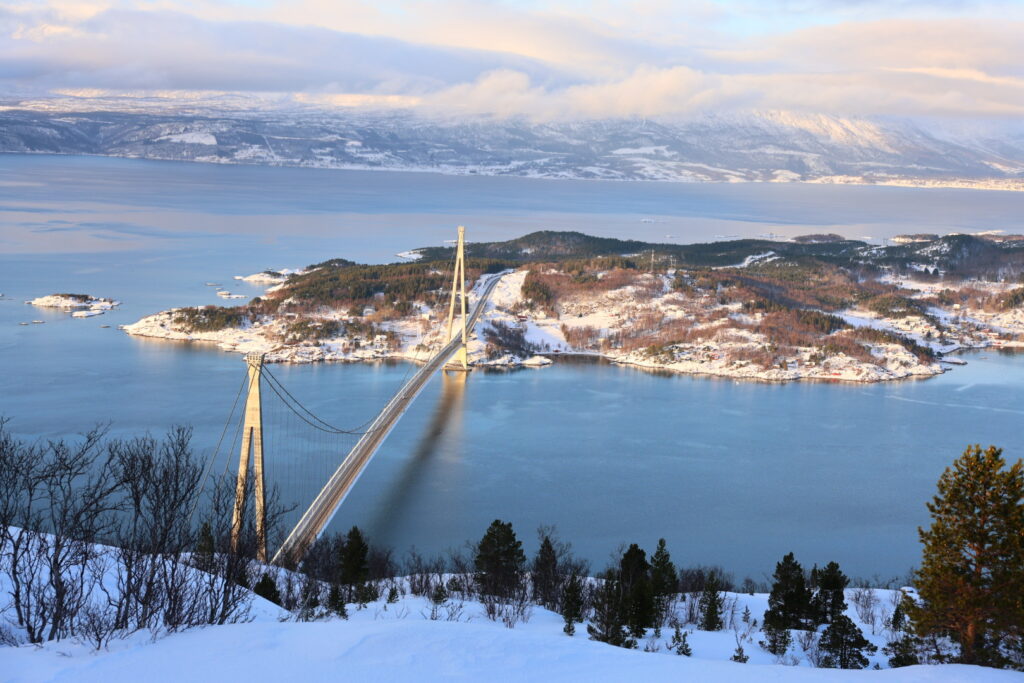 Fjord in Norwegen Blick auf eine Brücke Elopement Location
