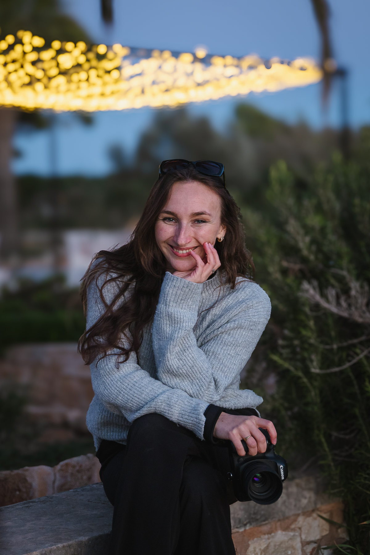 Fotografin Karoline Reher sitzt und hält Kamera in der hand