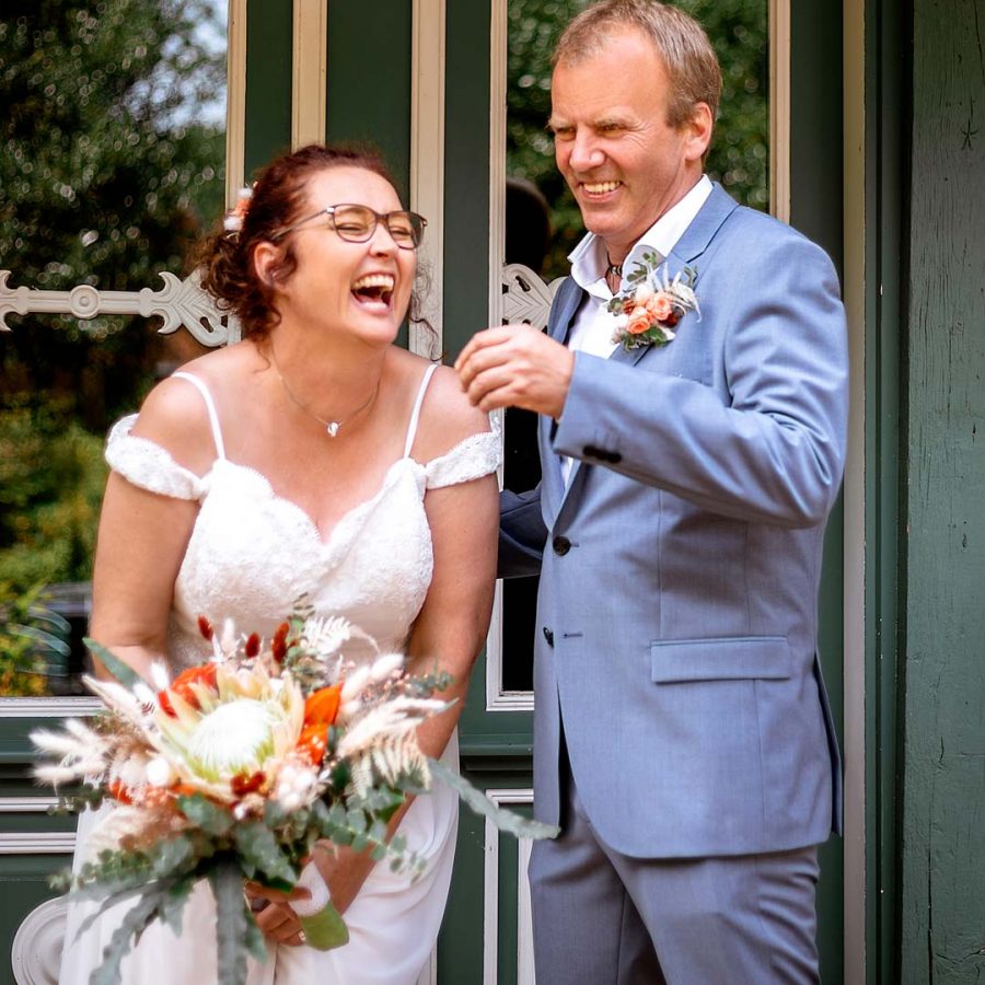 Hochzeitsfoto Brautpaar lacht herzlich