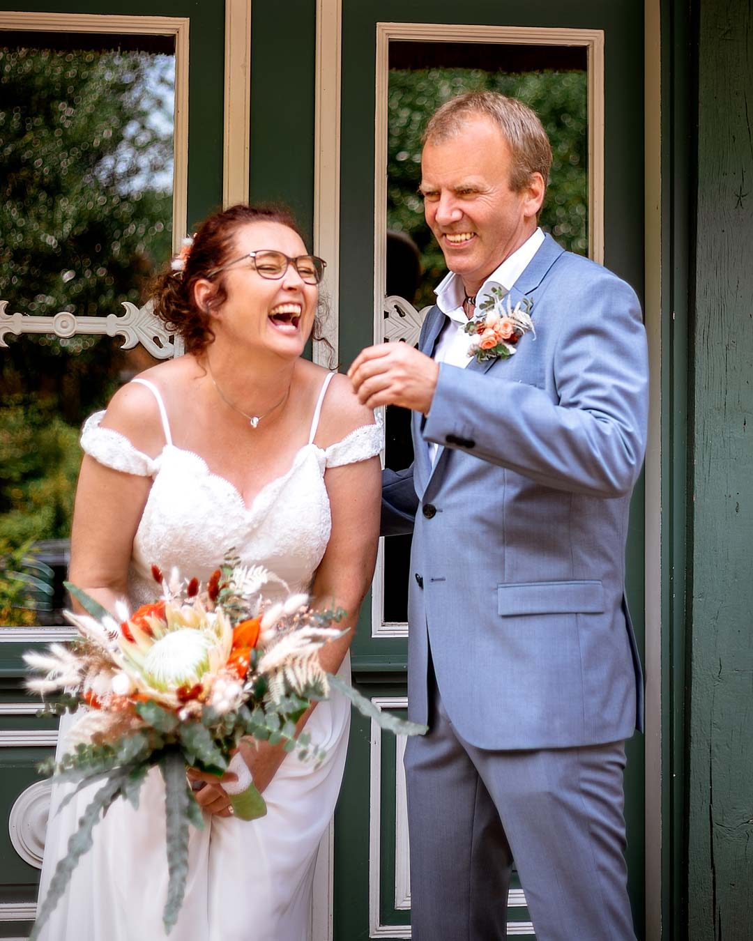 Hochzeitsfoto Brautpaar lacht herzlich