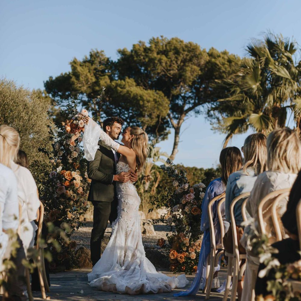 Destination Wedding Elopement Hochzeit Mallorca Finca Paar jubelt Bräutigam hebt Braut hoch