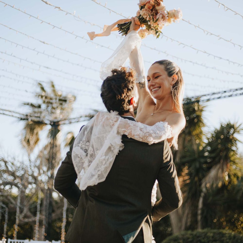 Destination Wedding Elopement Hochzeit Mallorca Finca Paar jubelt Bräutigam hebt Braut hoch