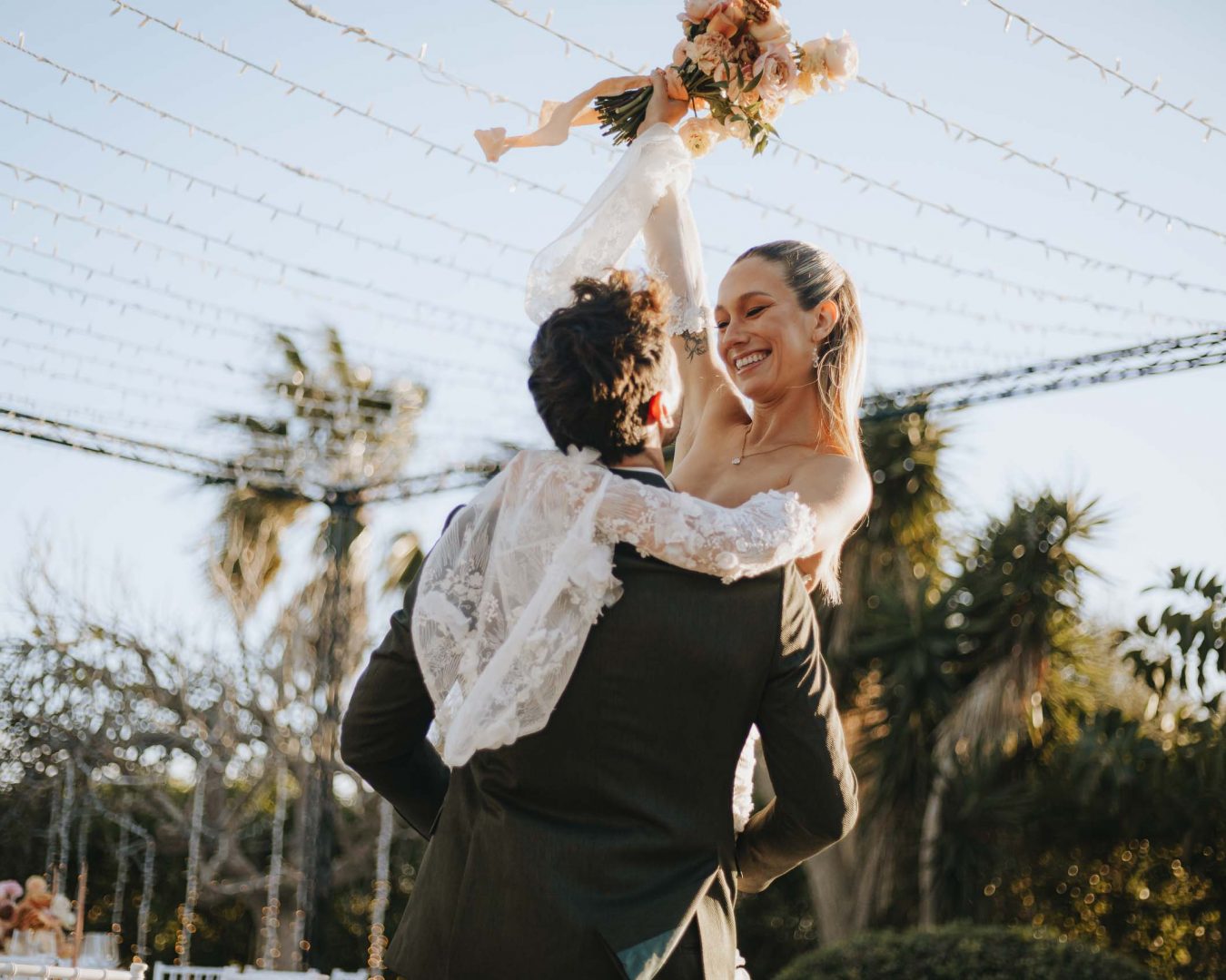 Destination Wedding Elopement Hochzeit Mallorca Finca Paar jubelt Bräutigam hebt Braut hoch