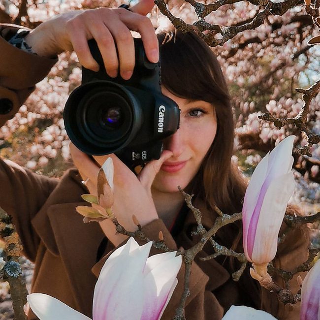 Fotografin-Karoline-Reher-4×5- Fotografin aus Bremen zwischen Magnolien Blüten