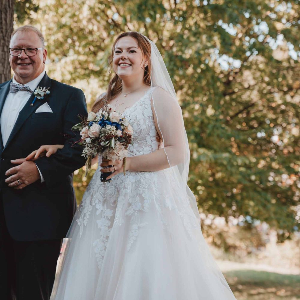 Hochzeitsfotograf Hamburg intime Hochzeit im alten Land Hamburg Braut wird vom Vater gebracht