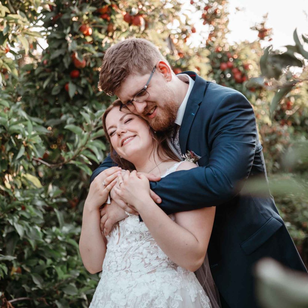Hochzeit Altes Land kirchliche Hochzeit Paarfotos zwischen den Apfelbäumen