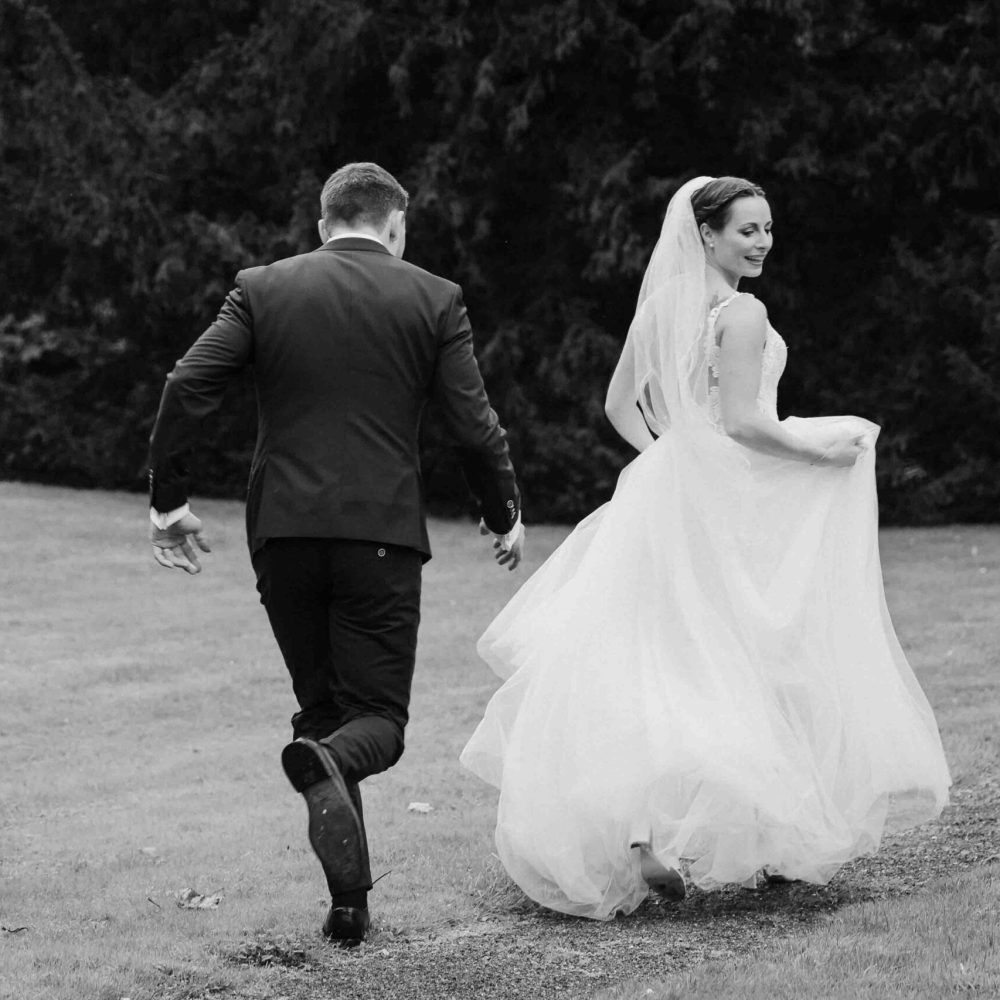 untraditionelle Hochzeit Niedersachsen Hude Braut rennt vor Bräutigam her