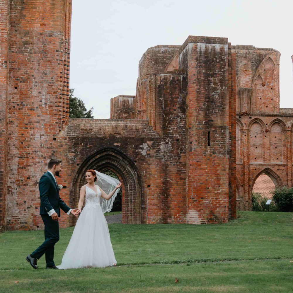 untraditionelle Hochzeit Niedersachsen Hude Brautpaar steht vor Ruine