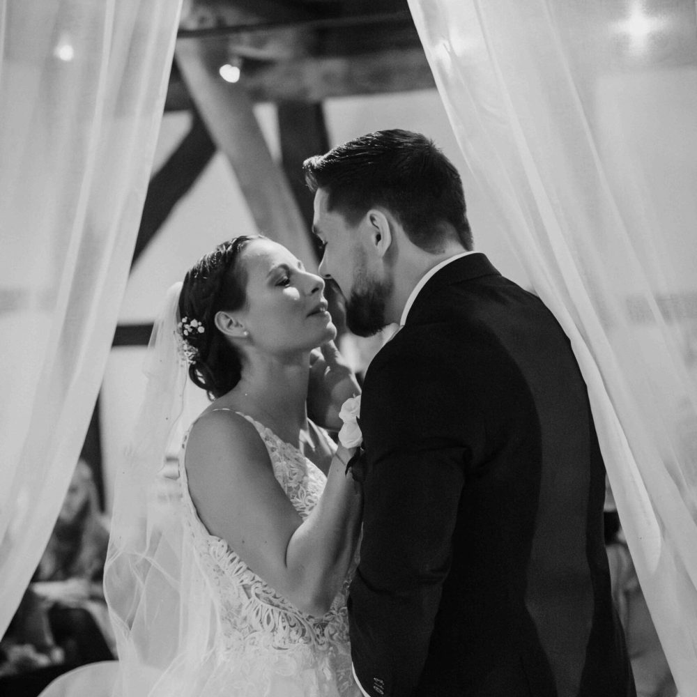 Hochzeitsfotograf Niedersachen Hochzeit Hude Paar küsst sich beim freier Trauung