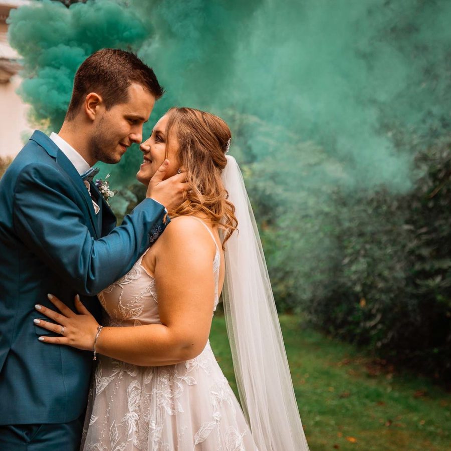 Hochzeitsfoto mit Rauch Brautpaar mit verliebten Blick Hochzeitsfotograf Niedersachsen