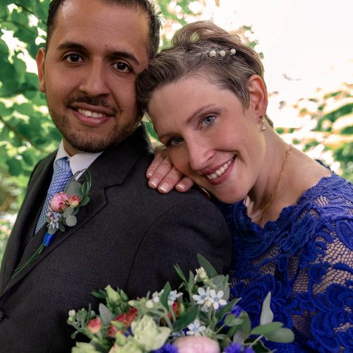 Hochzeitsfoto von Braut mit blauem Kleid und Bräutigam
