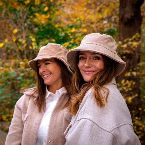 Fototshooting von Schwestern in beigen Outfit im Herbst