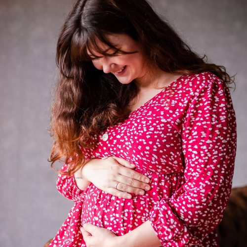 Fotohsooting Babybauch Schwangere im roten Kleid