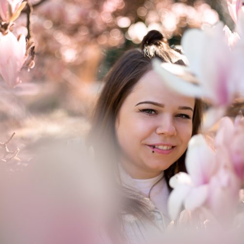 Portrait einer jungen Frau zwischen Magnolienblüten