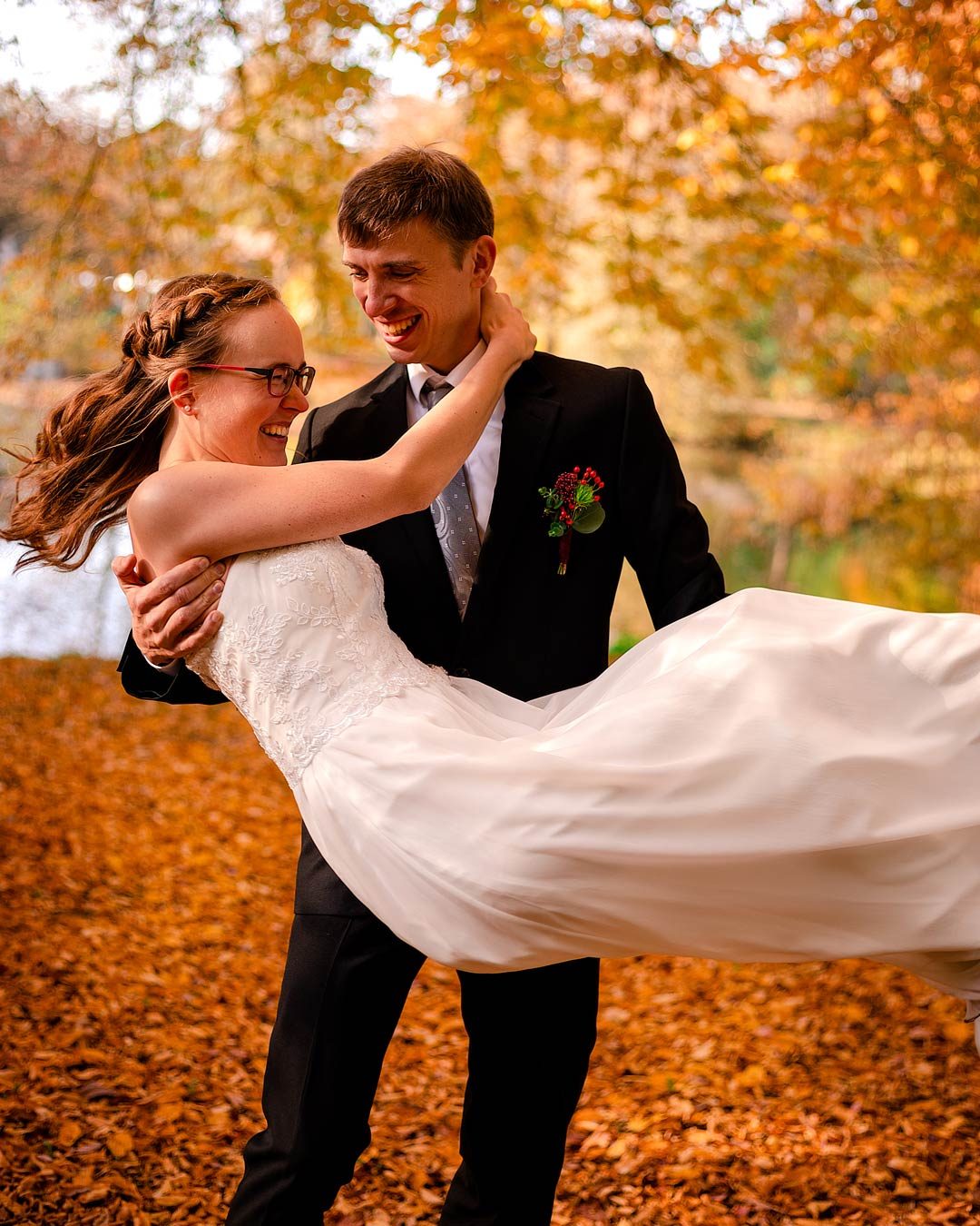 Hochzeit Brautpaar im Bürgerpark im Herbst