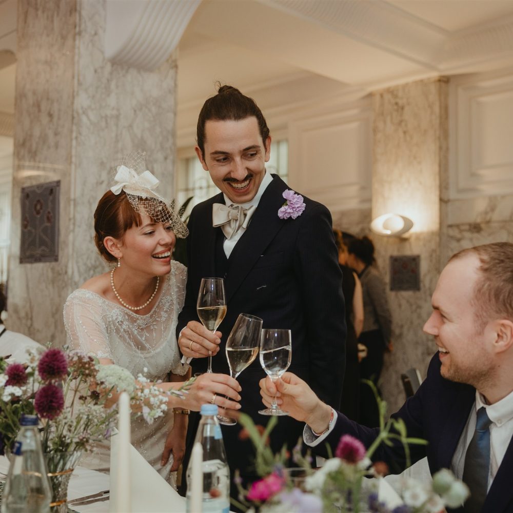 Top Hochzeitsfotograf Bremen Niedersachen exklusiv dokumantarisch editorial Paarfoto 20er Jahre Hochzeit Anstoßen mit Sekt