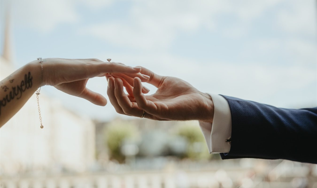 Top Hochzeitsfotograf Hamburg Niedersachen exklusiv dokumentarisch editorial Paarfoto Nahaufnahem der Hände mit Eheringen