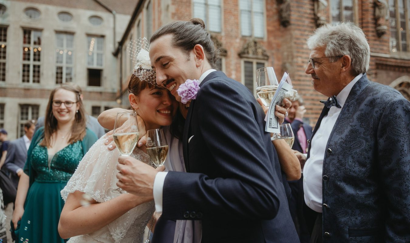 Top Hochzeitsfotograf Bremen Niedersachen exklusiv dokumantarisch editorial Paarfoto Umarmung