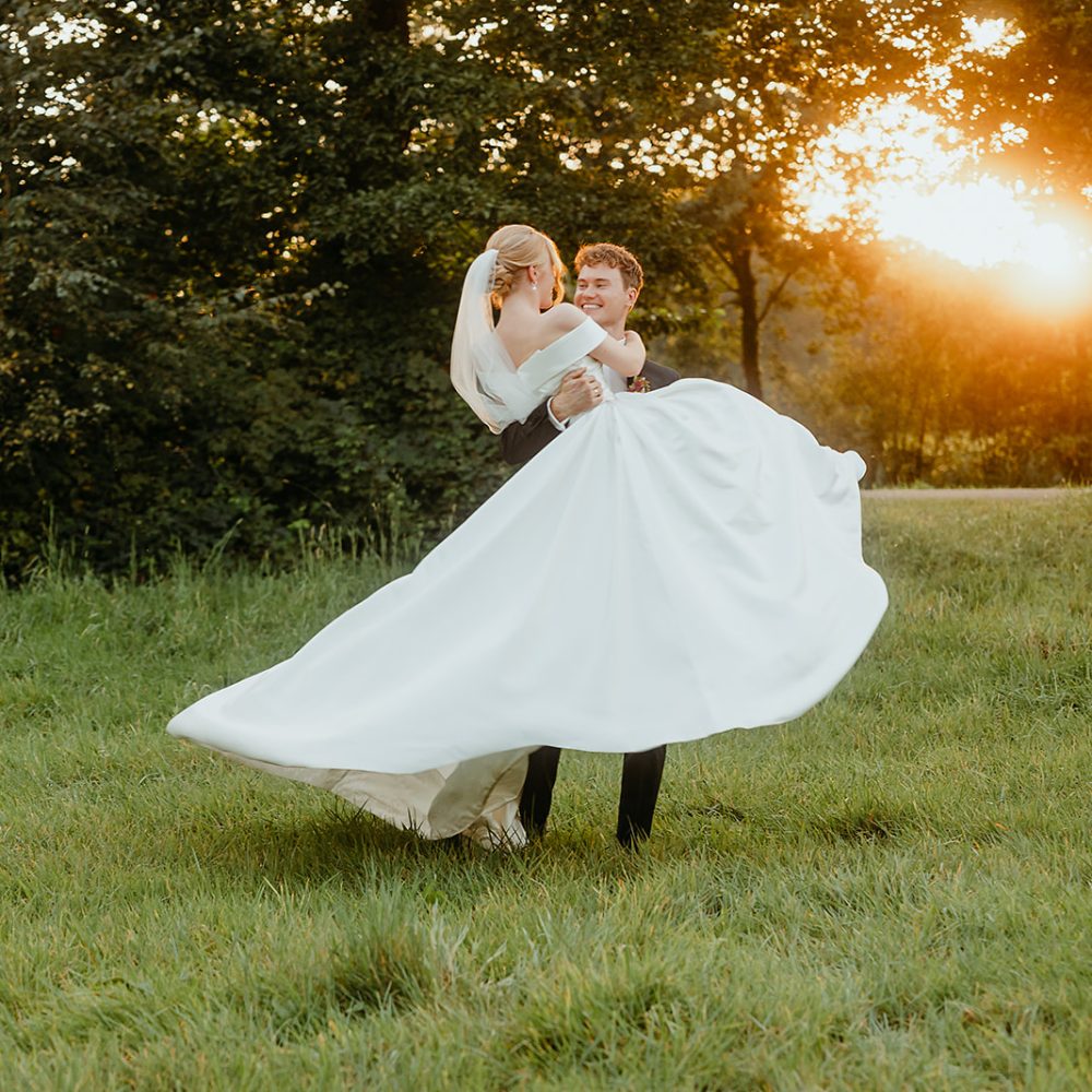 intime exklusive Hochzeitsfotografie im Kloster Bentlage Münster Hochzeitsfotos im Sonnenuntergang golden hour