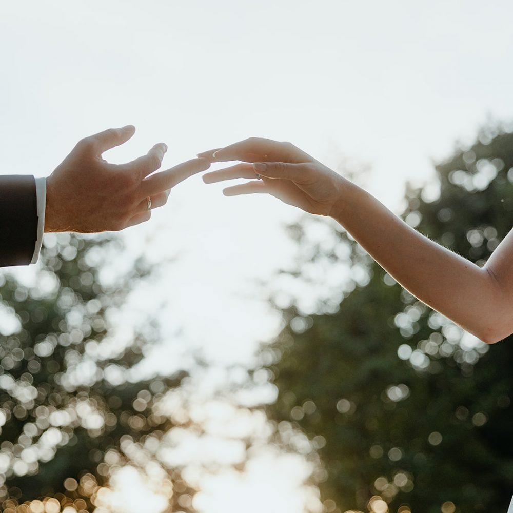 Hochzeit Münster Hände mit Eheringe berühren sich an den Fingerspitzen