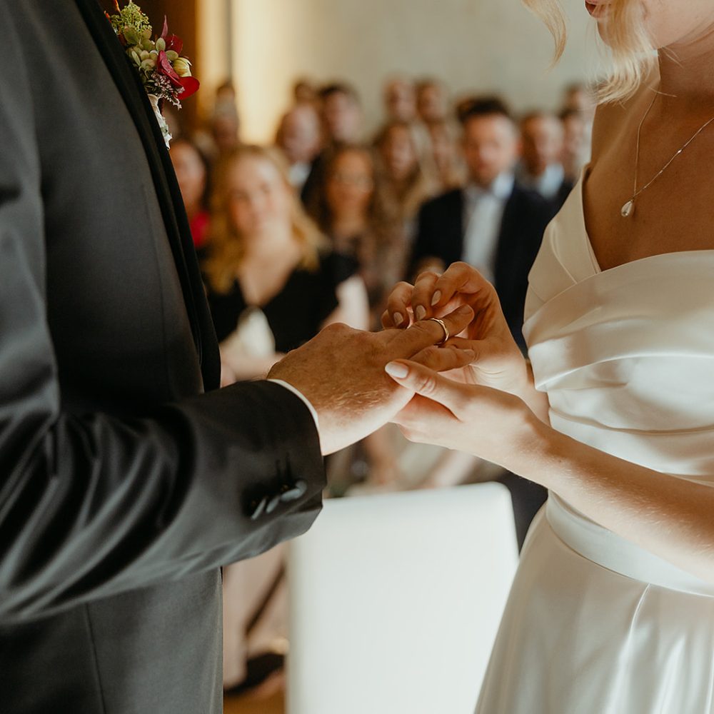 intime exklusive Hochzeitsfotografie im Kloster Bentlage Münster Trauung mit eigenen Eheversprechen Ringtausch