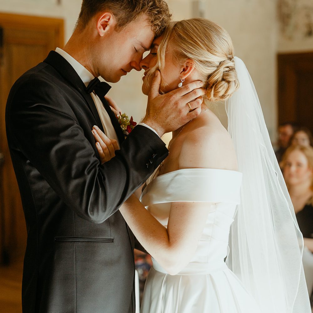 intime exklusive Hochzeitsfotografie im Kloster Bentlage Münster Trauung mit eigenen Eheversprechen