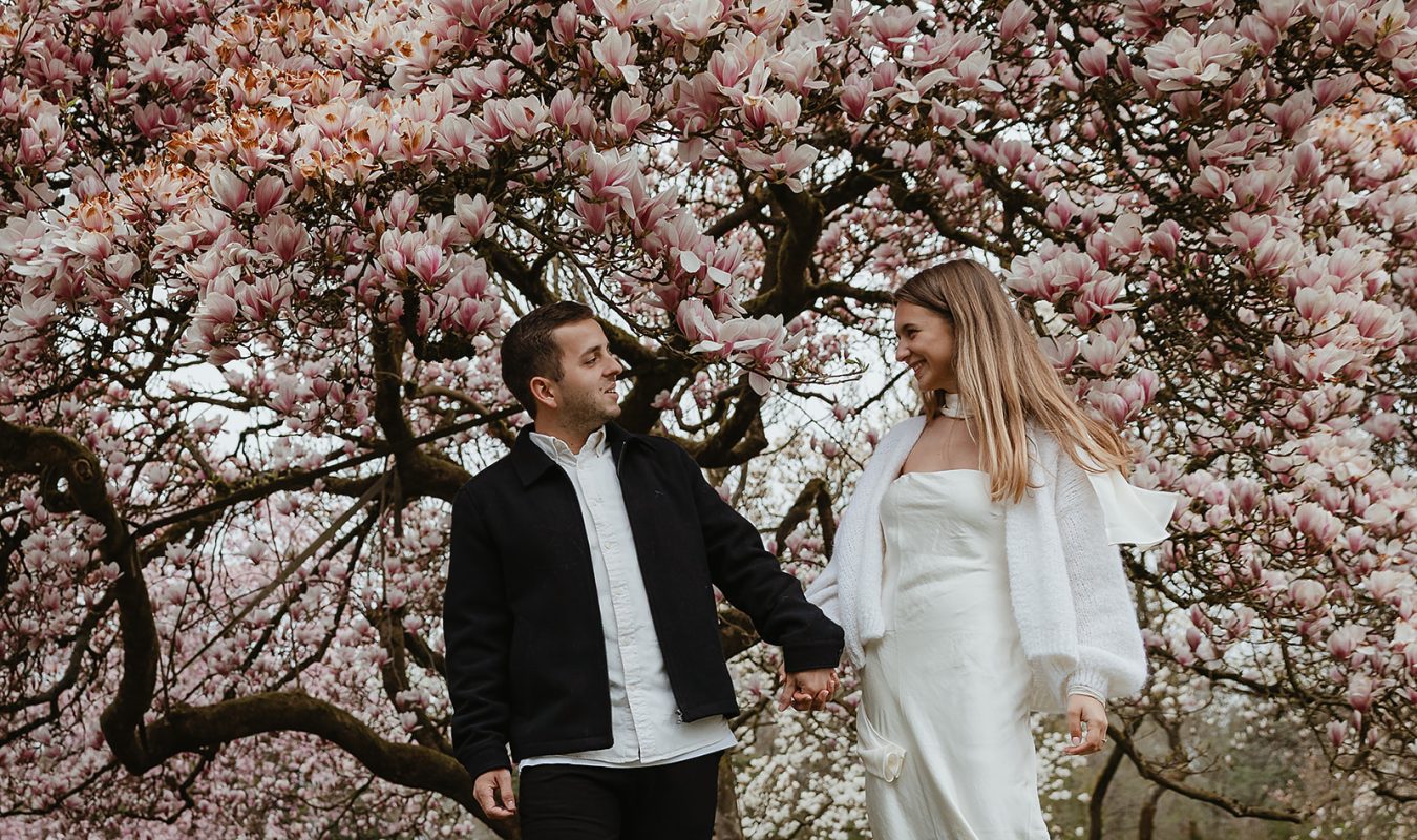 natürliches Paar Fotoshooting vor einem Magnolien Baum in Bremen