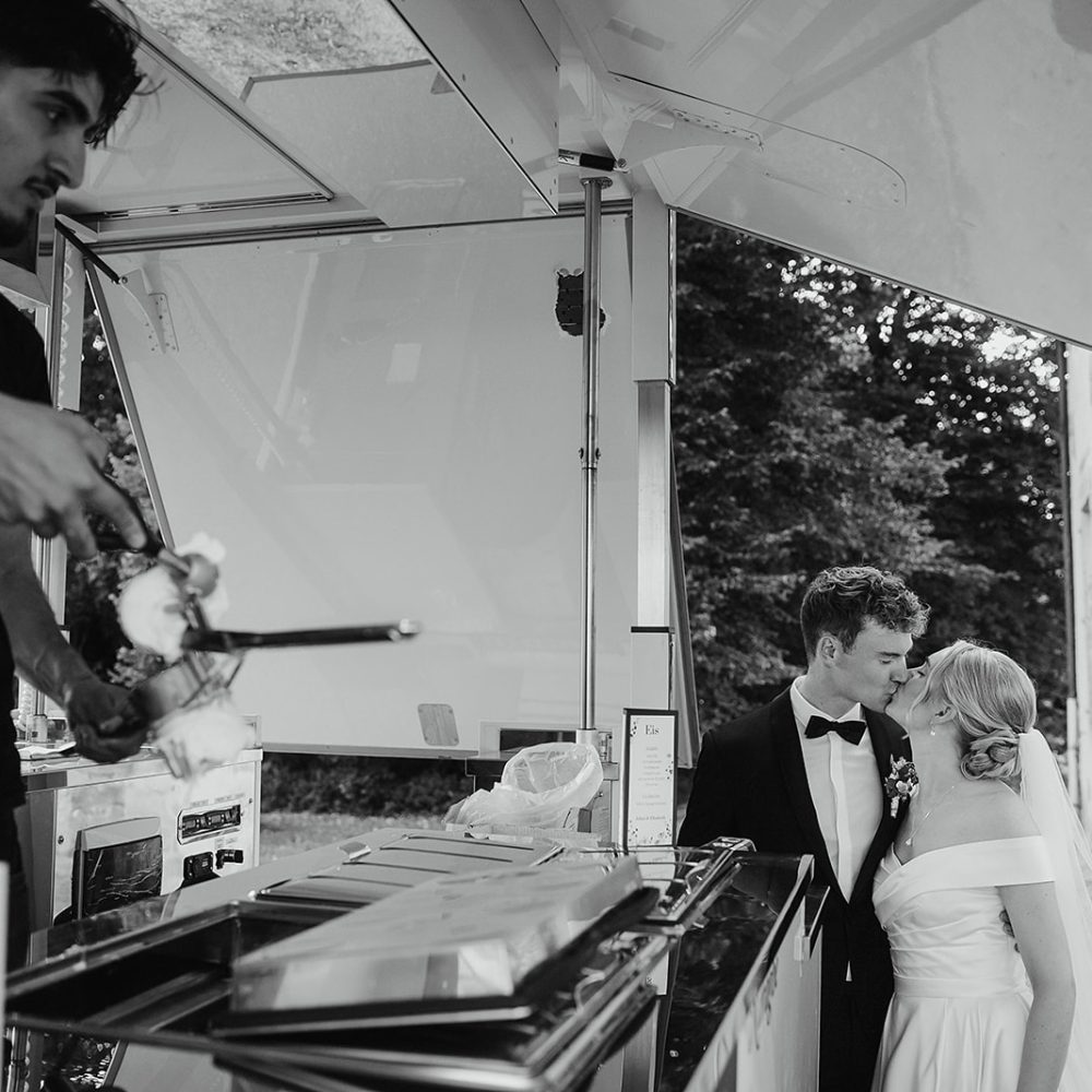 intime exklusive Hochzeitsfotografie im Kloster Bentlage Münster Eiswagen beim Sektempfang