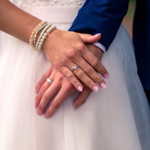 Hände des Brautpaar mit Eheringen